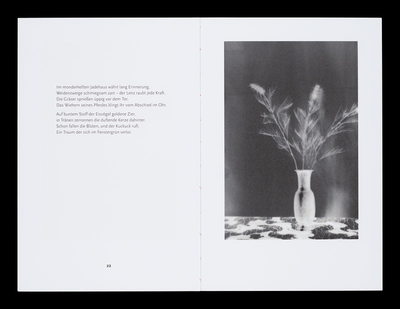 Unter Blumen. Regula Engeler Fotografien, Wen Tingyun Worte, Raffael Keller Übertragung